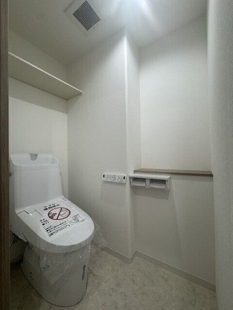 清潔感あふれる空間に一新!快適な温水洗浄便座付きトイレに新規交換済み
