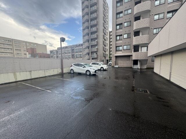 敷地内のスペースが広く確保されているため、大きめのお車でも切り返しや駐車がしやすい設計です