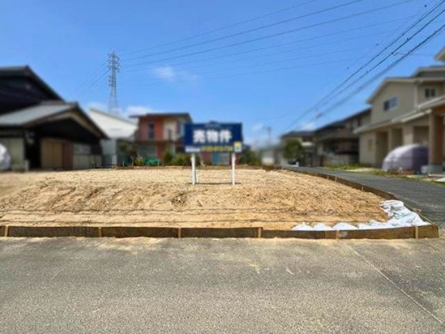 角地です。スーパーまでは徒歩10分圏内ですよ。