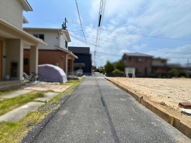南東側の前面道路、幅員約4mです。普通車が1台通れる幅となります。大型車の通行が少ないので、振動や騒音が抑えられます。