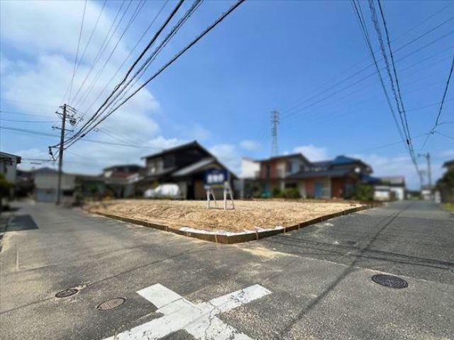南東側、南西側のどちらも幅員約4mの前面道路です。車がすれ違うには厳しい道幅ですが、車はスピードを抑えて走行するので、お子様にも安全な道幅となっています。