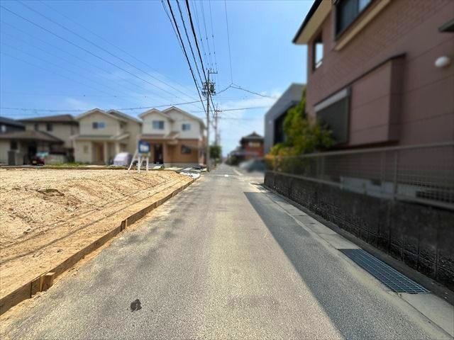 幅員約4mの前面道路です。車1台が余裕を持って通れる道幅です。車はスピードを控えるので事故率の軽減や歩行者も安心して通行できます。
