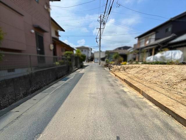 幅員約4mの前面道路です。普通車が1台通れる幅となります。大型車の通行が少ないので、振動や騒音が抑えられます。