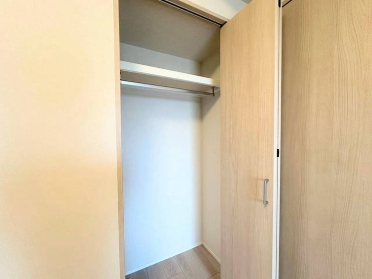 全居室にクローゼットがあります♪
家具を最小限にしてお部屋を広くすっきりとお使いいただけます。