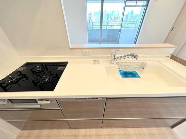 シックな木目調パネルと温かなダウンライトが上質な空間を演出する対面キッチン♪
3口コンロと充分な調理スペースでお料理が楽しくできそうです。