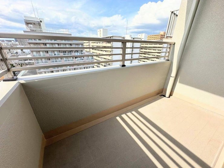 2面バルコニーで玄関側の洋室もバルコニーに面しています。
勉強や作業の合間にほっとひと息つける空間です♪