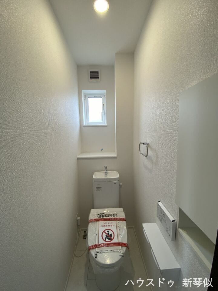 2階トイレ壁内収納付です