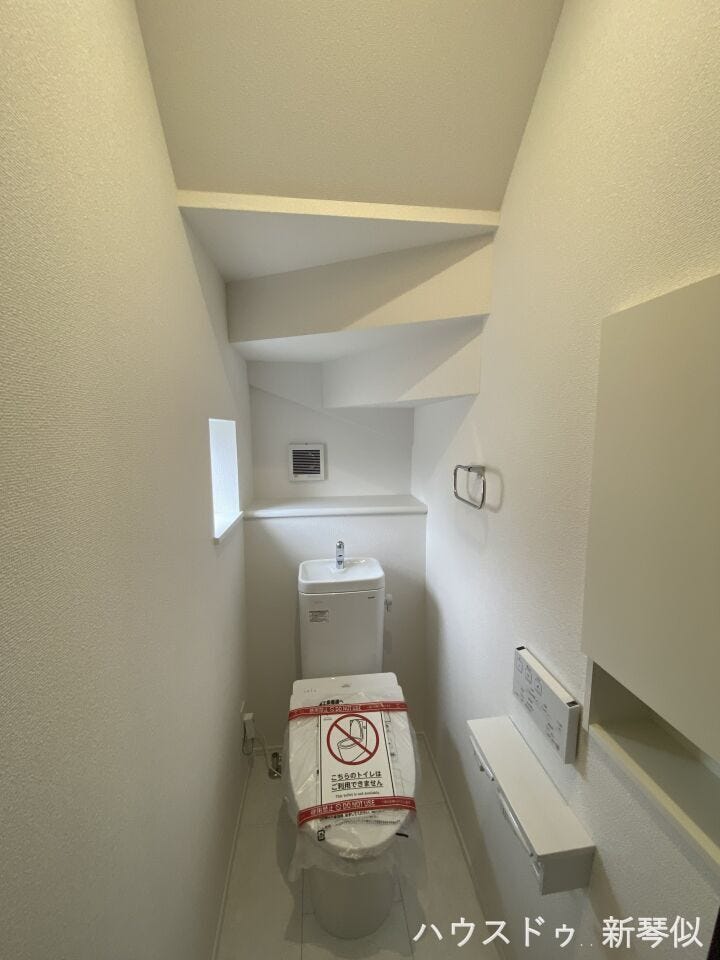 1階トイレ壁内収納付です