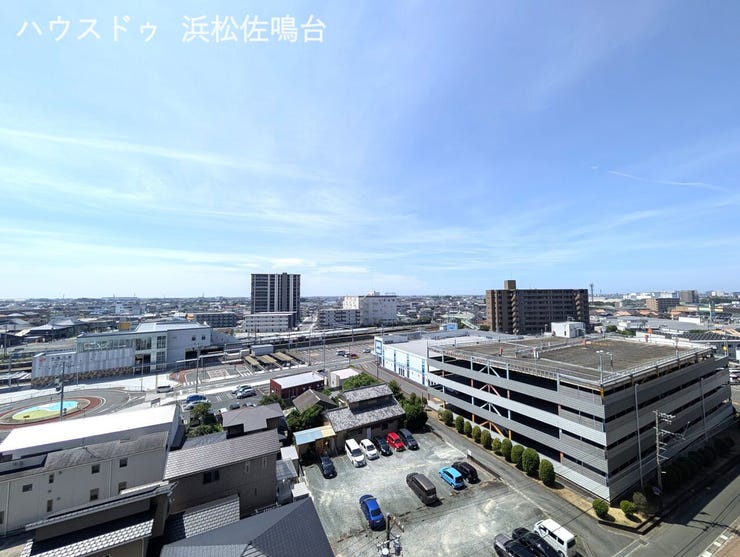 9階南バルコニーからの眺望。JR天竜川駅とその向こうまで視界を遮るものは無くパノラマ眺望が広がります。