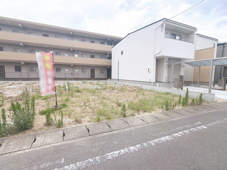【西向きの土地】
西向きの土地は昼から夕方にかけて心地よい陽射しが差し込み、室内が明るく暖かく保てます♪
家族で過ごす夕方の時間に、照明の使用も抑えられるため電気代の節約にもつながります!