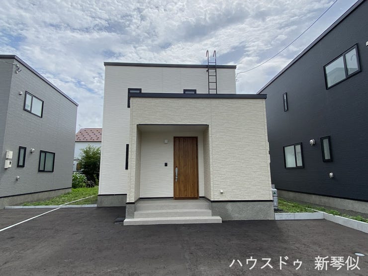 【外観】
玄関ポーチ広々
宅配ボックス設置も余裕です