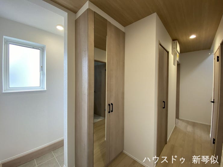 玄関廻りの収納多数は何かと安心ですね