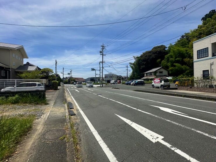 【Front road】
バス停まで徒歩1分とかなり利便性が良いです。