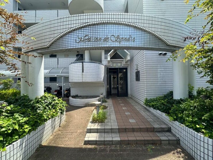 【appearance】
おしゃれなマンション入り口です。