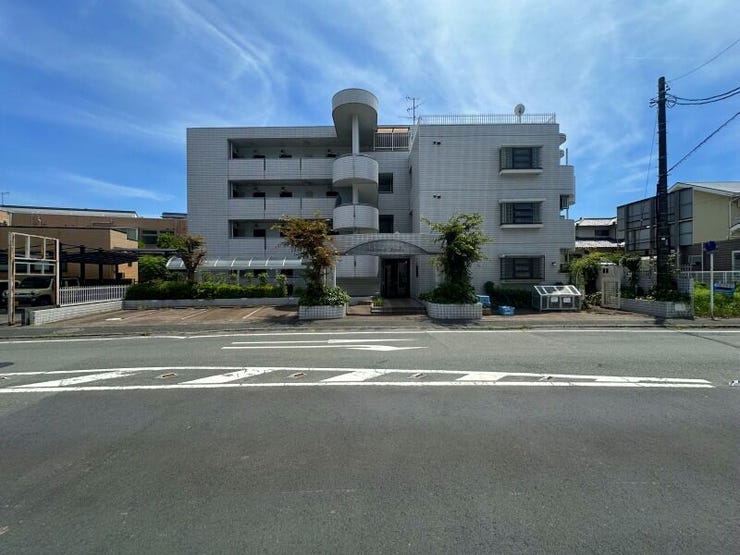 【外観】
【appearance】
「佐鳴湖入口」バス停まで徒歩1分。
明るく風通しも良い、心地良い新生活を。