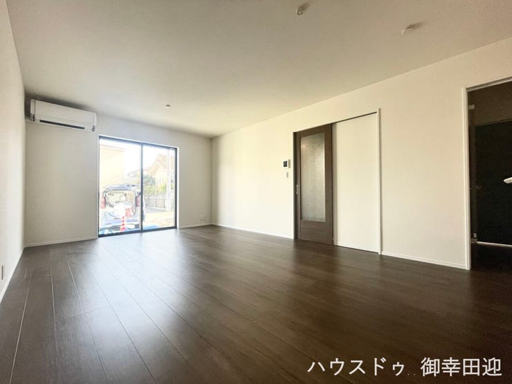 ■安らぎと笑顔の中心地■陽光が優しく降り注ぎ、会話が自然と弾む。ここでは、毎日が特別な時間へと変わります。