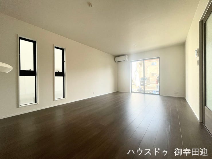 ■安らぎと笑顔の中心地■陽光が優しく降り注ぎ、会話が自然と弾む。ここでは、毎日が特別な時間へと変わります。