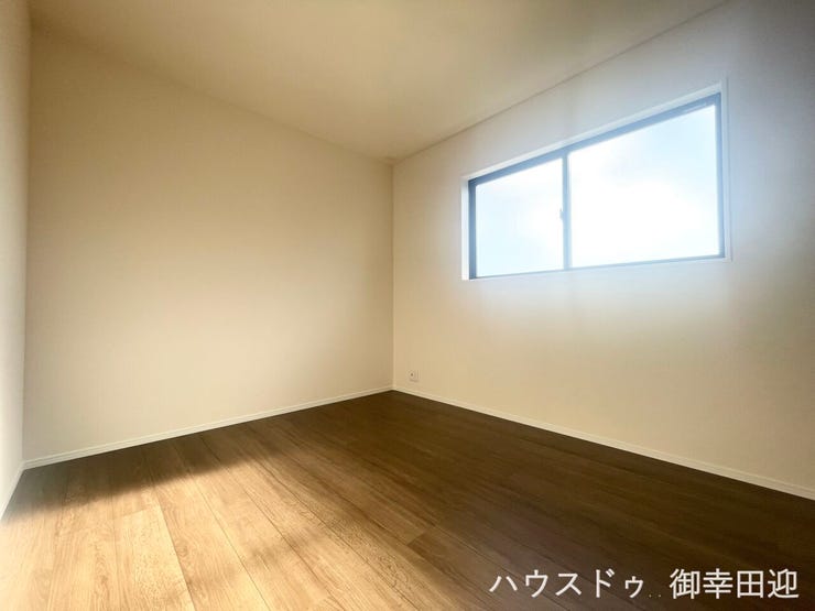 ■2階5.7帖洋室■寝室、書斎、趣味の部屋。家族の成長やライフスタイルに合わせ、様々な使い方ができる快適な空間です。