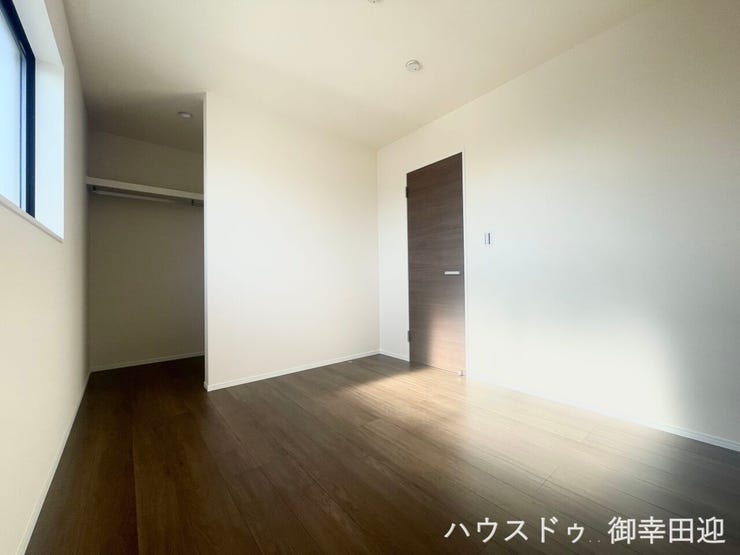■2階5.7帖洋室■寝室、書斎、趣味の部屋。家族の成長やライフスタイルに合わせ、様々な使い方ができる快適な空間です。