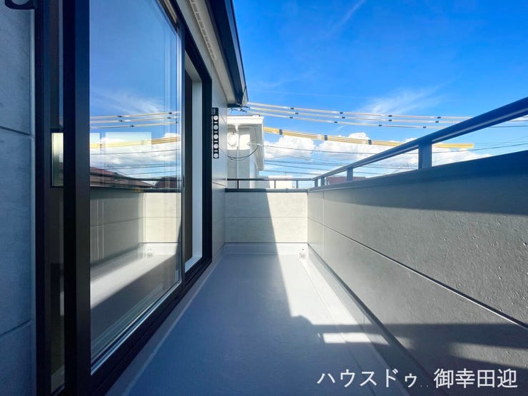 ■空の下の開放的な特等席■日光浴や読書、外の空気を感じながらリフレッシュ。暮らしを豊かにする、もう一つの心地よい空間です。