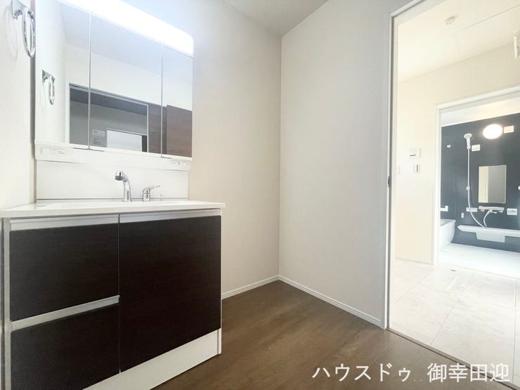■清々しいリフレッシュ空間■自分を磨き、気持ちを切り替える。心地よい光が差し込むプライベートスペース。