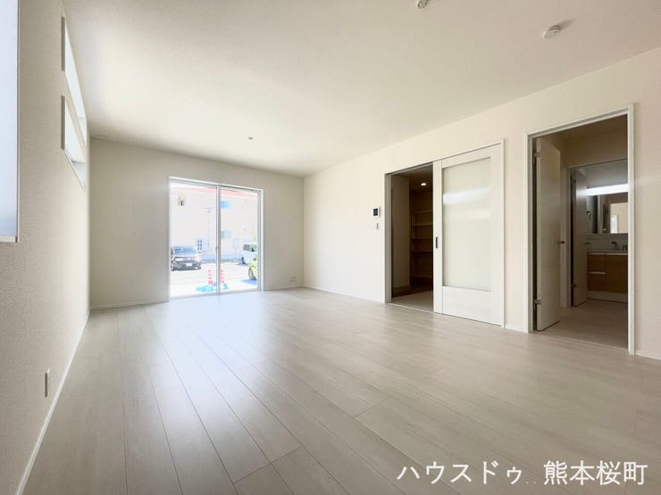 ■安らぎと笑顔の中心地■陽光が優しく降り注ぎ、会話が自然と弾む。ここでは、毎日が特別な時間へと変わります。
