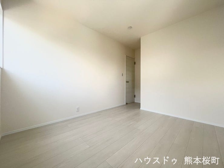 ■2階5.7帖洋室■寝室、書斎、趣味の部屋。家族の成長やライフスタイルに合わせ、様々な使い方ができる快適な空間です。