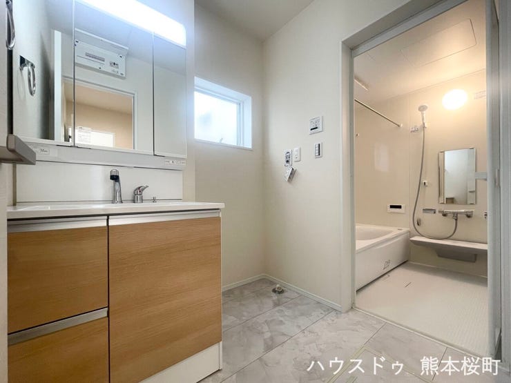 ■清々しいリフレッシュ空間■自分を磨き、気持ちを切り替える。心地よい光が差し込むプライベートスペース。