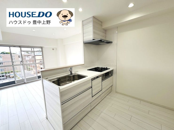 白を基調とした明るいカウンターキッチン。食洗機付きで家事が効率的に進み、使い勝手の良い設備がそろった快適な空間です。