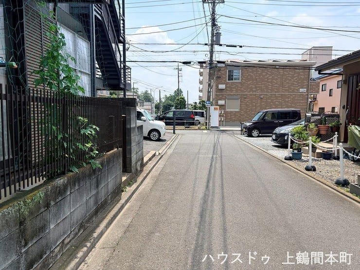 前面道路もゆとりがあり、開放感あふれる街並みが魅力です。
