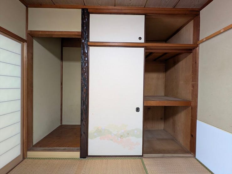 1階の和室には床の間と押入れがあります。