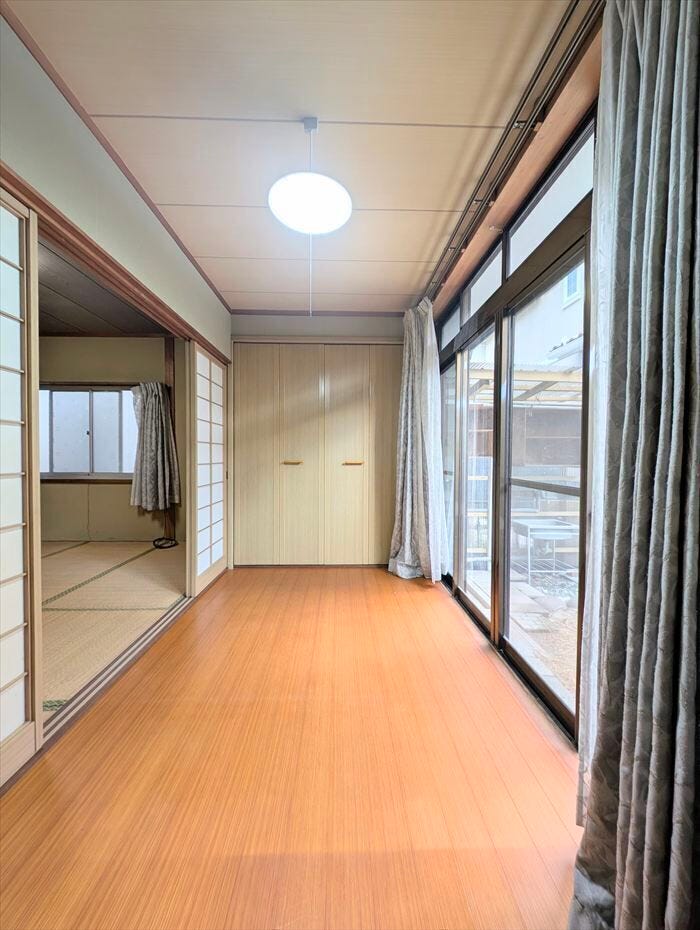 1階の和室横の洋室
扉を開ければ和室まで明るい日差しがとどきます。