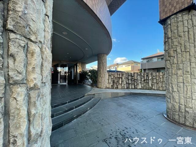 重厚感のあるタイル貼りのエントランス。管理の行き届いた共用部が、住まう方をやさしく迎えます。