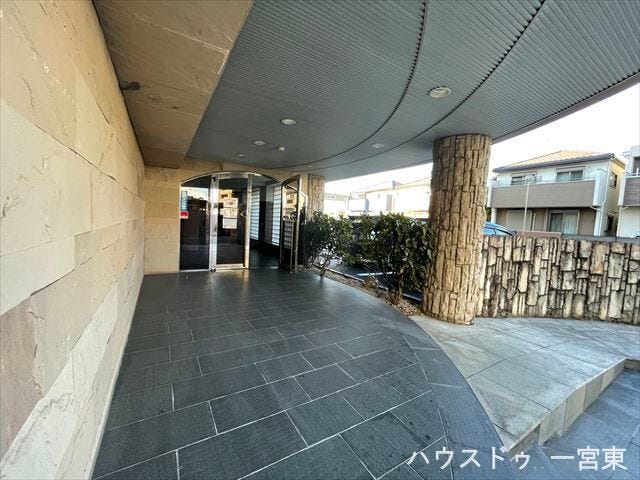 床に高級感を感じさせる敷石が施工されているのでマンション全体も豪華なイメージになりますね。