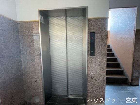 7階建てマンションのためエレベーターが設置されています。買い物後の荷物を運ぶ際にはとても助かります。