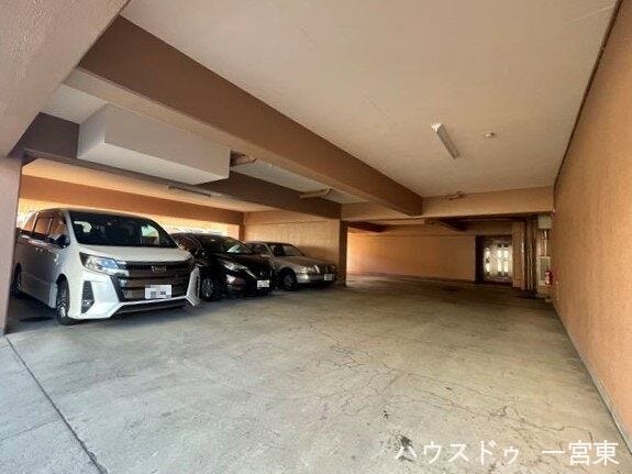 敷地内に駐車場がございます。空き状況はお気軽にお問い合わせください。