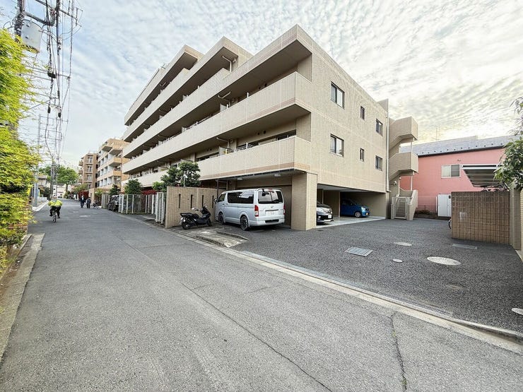 周囲との距離感がほどよい配置。落ち着いた生活が送れそうな住環境です。