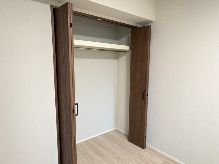 ハンガーパイプと枕棚を備えた、使い勝手の良いクローゼットです。丈の長いコートや季節の小物もすっきりと収まり、お部屋を広々と使えます。整理整頓がしやすく、毎日の身支度もスムーズに整いそうですね。