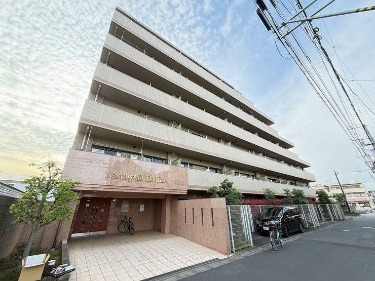 【外観】
重厚感のある低層マンションの外観。前面道路も広く、落ち着いた住環境が感じられます。