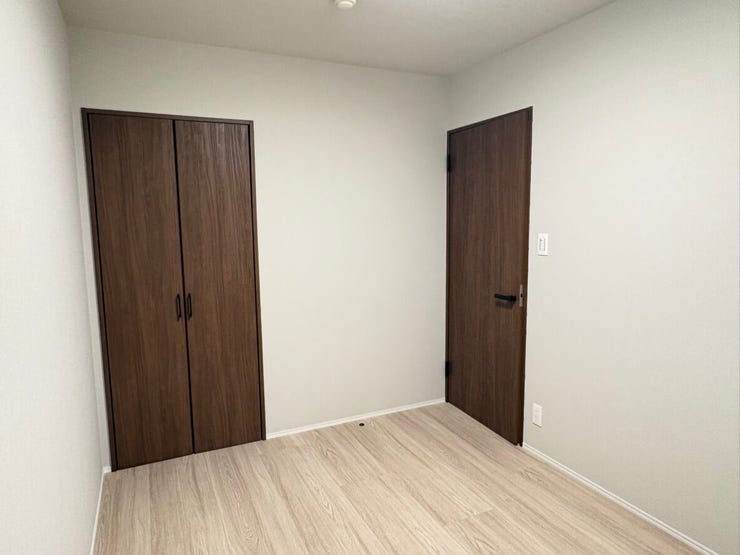 明るく開放感のある壁面が、お部屋全体を広々と見せてくれる洋室です。コンパクトにまとめられた室内は、リモートワーク用のデスクを置くのにもちょうど良いサイズ感。日々の暮らしを穏やかに過ごせそうです。