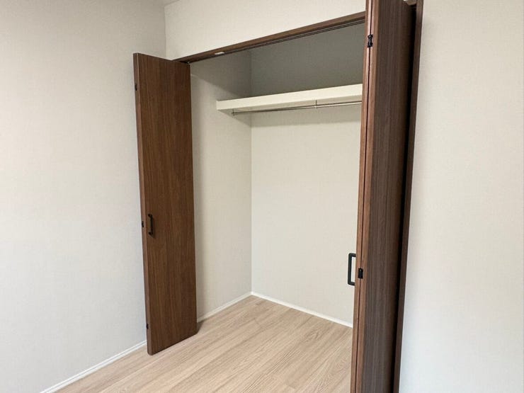 木目調の建具が落ち着いたアクセントとなる、温かみのある内装です。クローゼットは開口部が広く、大切な洋服も出し入れがスムーズ。シンプルだからこそ、自分らしいインテリアを楽しめるお部屋です。