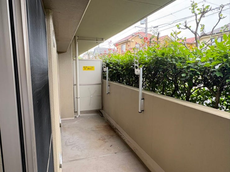 明るく開放感のある壁面が、お部屋全体を広々と見せてくれる洋室です。コンパクトにまとめられた室内は、リモートワーク用のデスクを置くのにもちょうど良いサイズ感。日々の暮らしを穏やかに過ごせそうです。