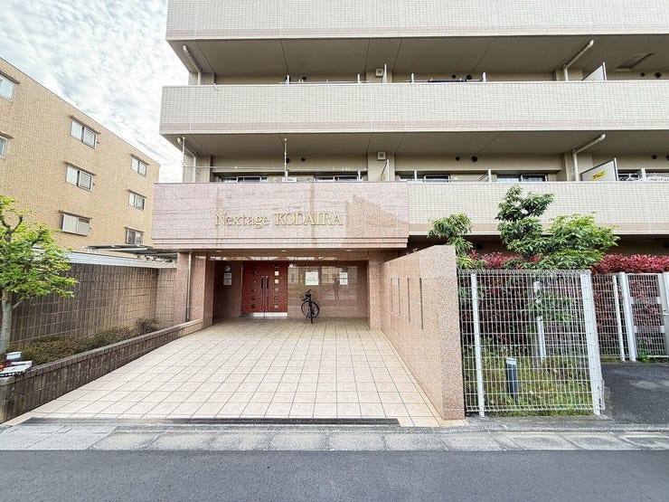 落ち着いた色合いの外観が印象的。帰宅時にほっとできる、穏やかな住まいの雰囲気です。