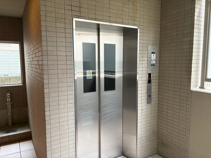 エレベーターを完備しており、重い荷物がある日や小さなお子様連れの移動もスムーズです。ベビーカーや買い出しの帰り道も、お部屋まで無理なく行き来できるのが嬉しいポイント。日々の暮らしの快適さを支えます