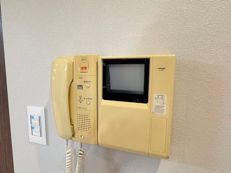 玄関先を確認できるモニター付きインターホンを完備しています。来訪者の姿を事前にチェックできるため、小さなお子様がいるご家庭も安心して過ごせそう。日々の防犯面をしっかりとサポートしてくれる設備ですね