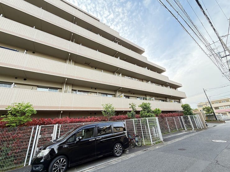 伸びやかな外観フォルムが特徴的。街並みに自然と馴染むやわらかな印象です。
