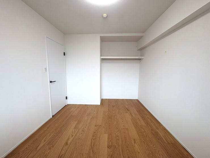 5.8帖の洋室。クローゼット付きで収納もしやすやすいお部屋です!
