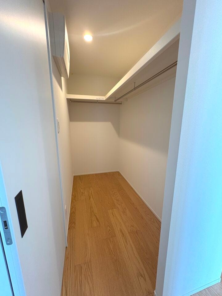 廊下収納。衣類はもちろん、季節家電などもまとめて収納でき、生活空間をすっきり保てます。