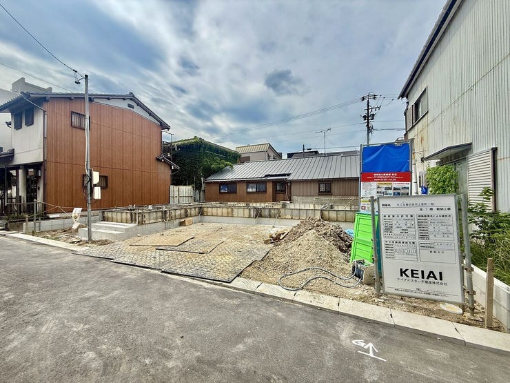 ◇外観写真◇
駐車スペースは並列3台可能です。来客時や、将来、車を買い足す場合にも安心です。ゆとりある駐車スペースは生活スタイルに合わせて柔軟に対応できます。自転車やバイクなども置いていただけます。