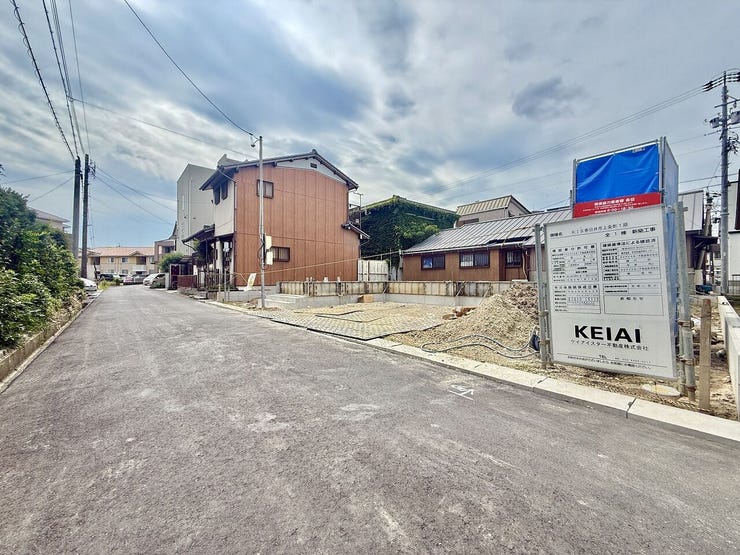 ◇前面道路◇
前面道路は約4mです。自動車同士が速度を落として対向してくれそうな幅です。事故の心配も軽減されますね。